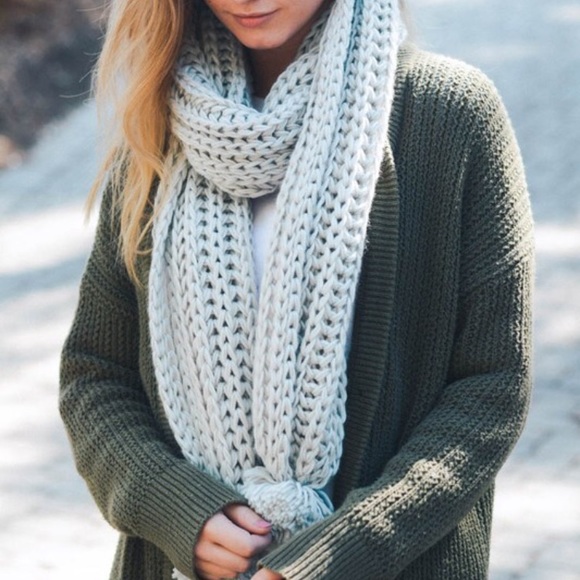 ❗️Last One❗️NWT Light Grey Knit Scarf - Picture 4 of 5